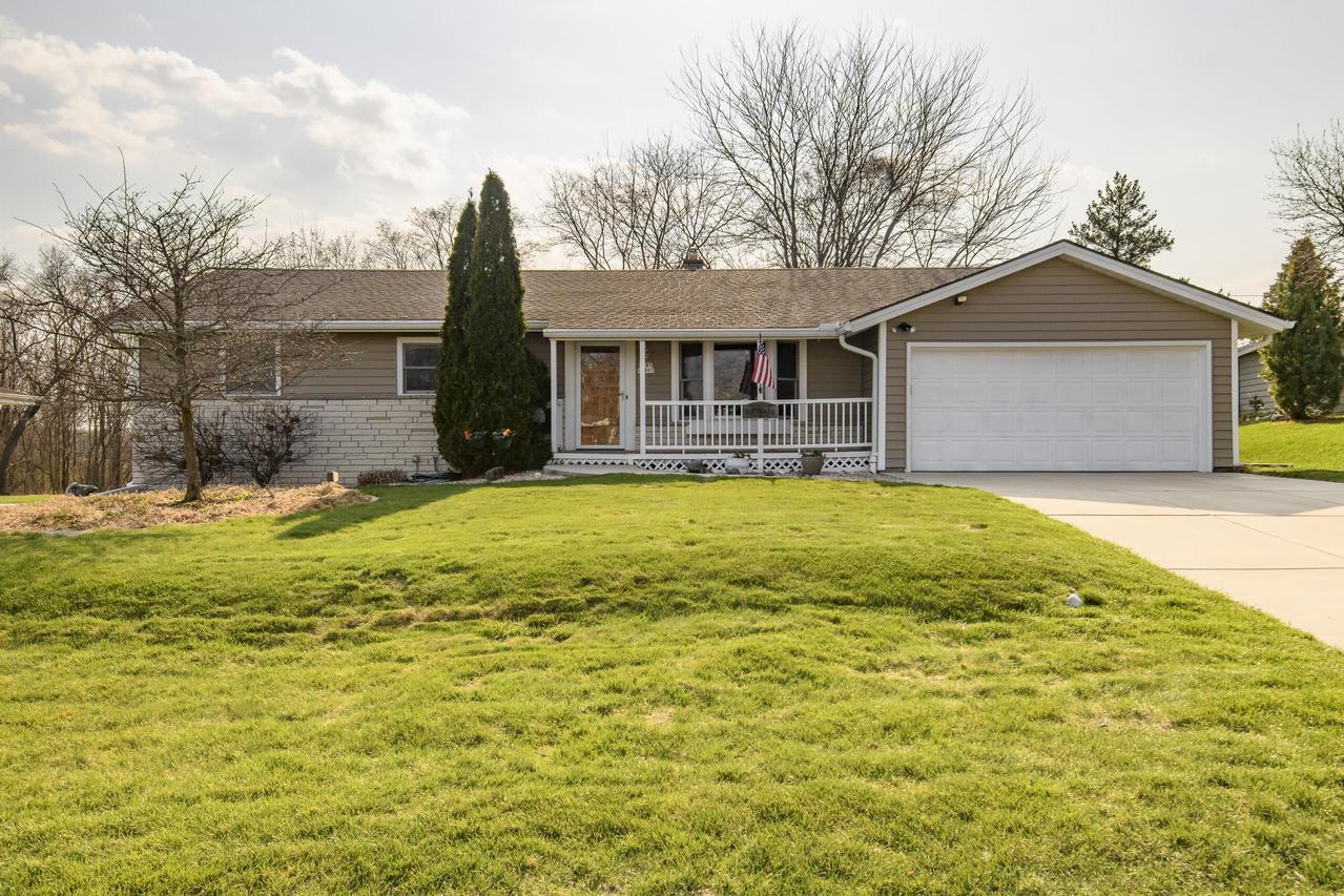 W185N8995 St James Dr, Menomonee Falls, WI 53051