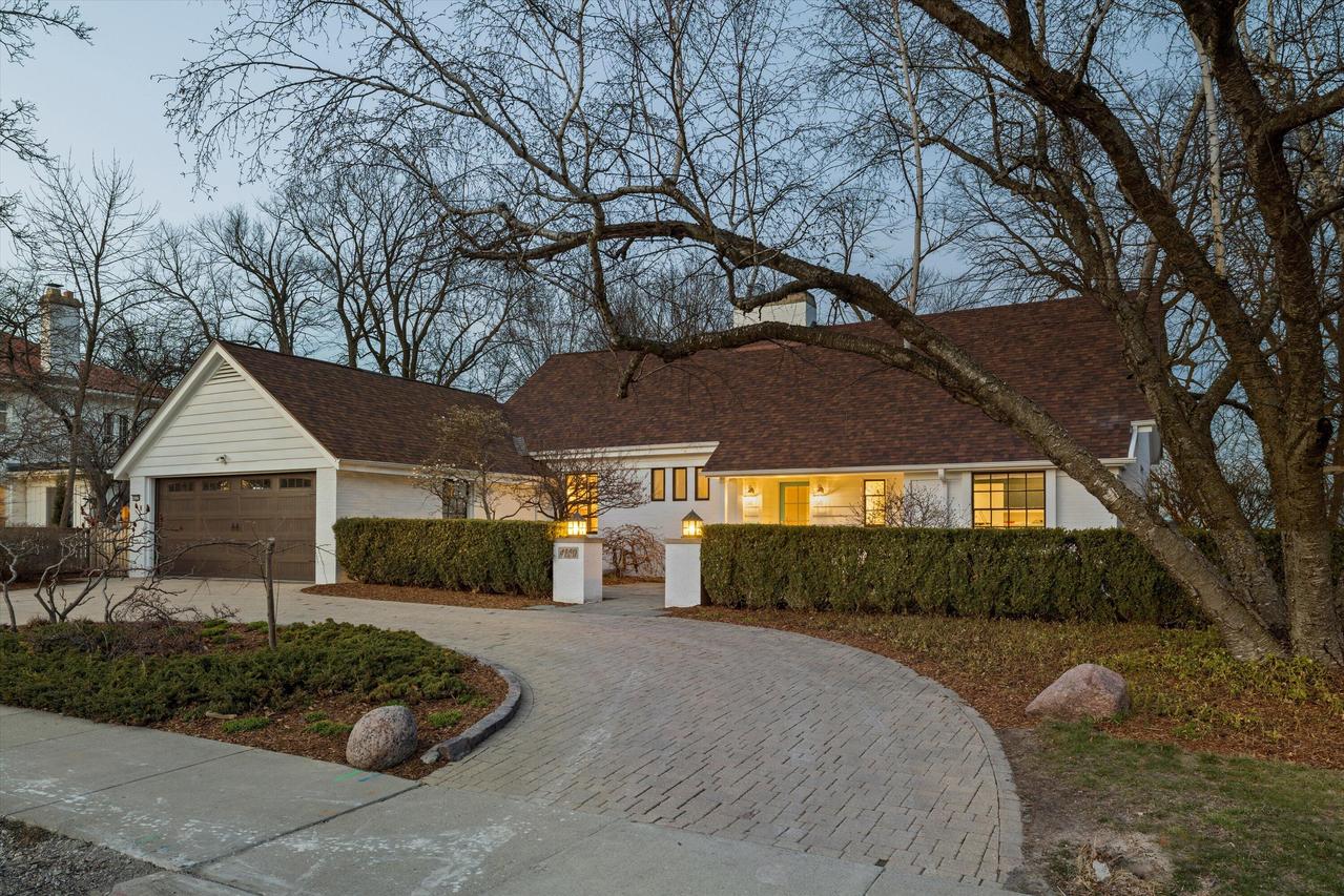4150 N Lake Dr, Shorewood, WI 53211