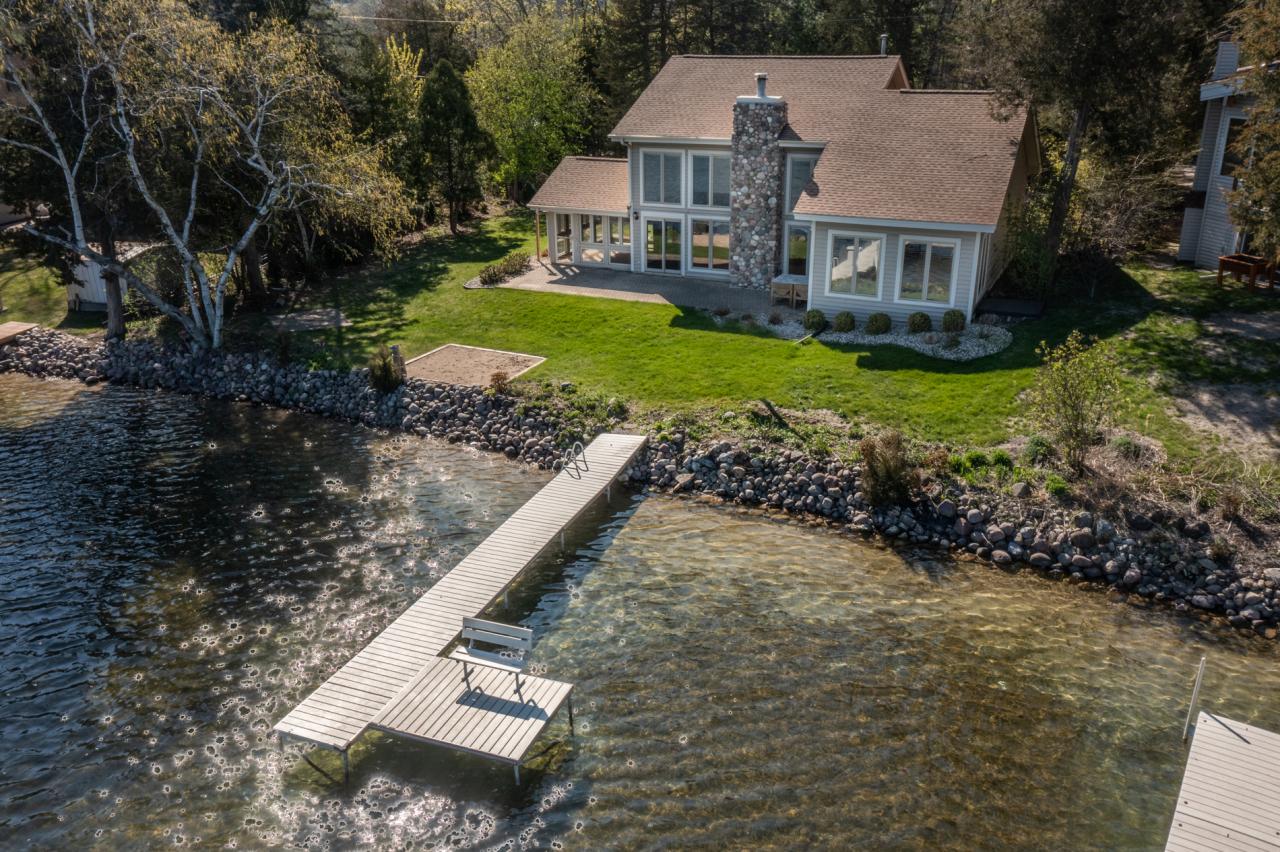 6092 N Lake Dr, West Bend, WI 53095