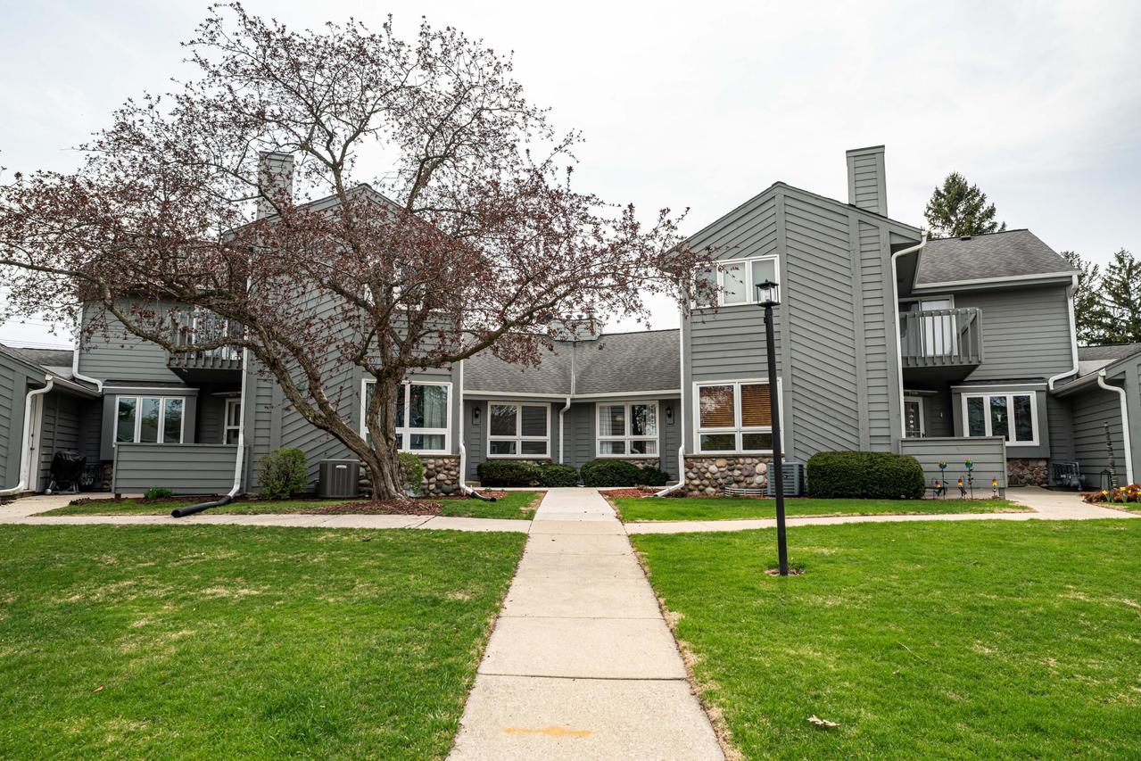 15609 W Brook Dr #3, New Berlin, WI 53151