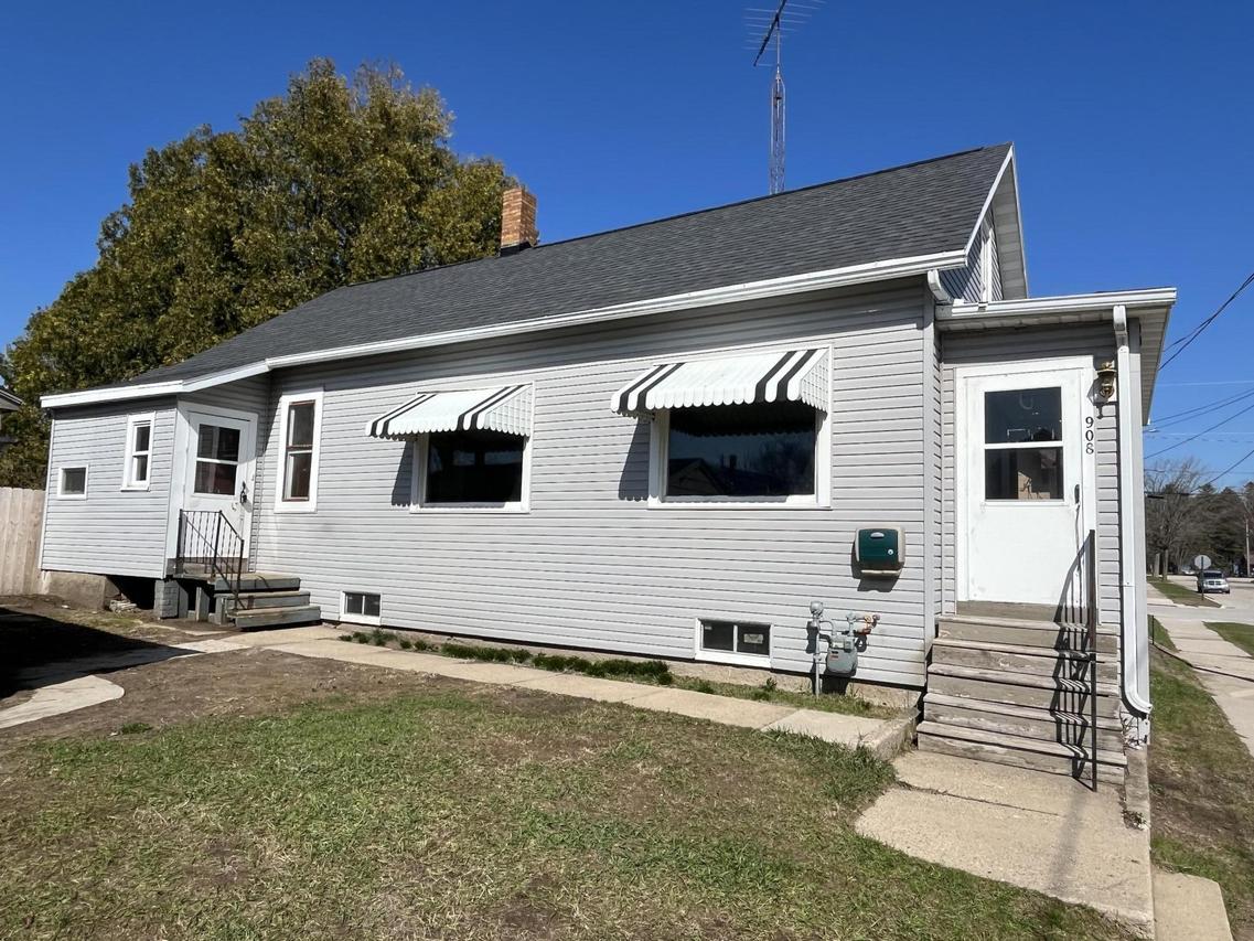908 19th St, Two Rivers, WI 54241