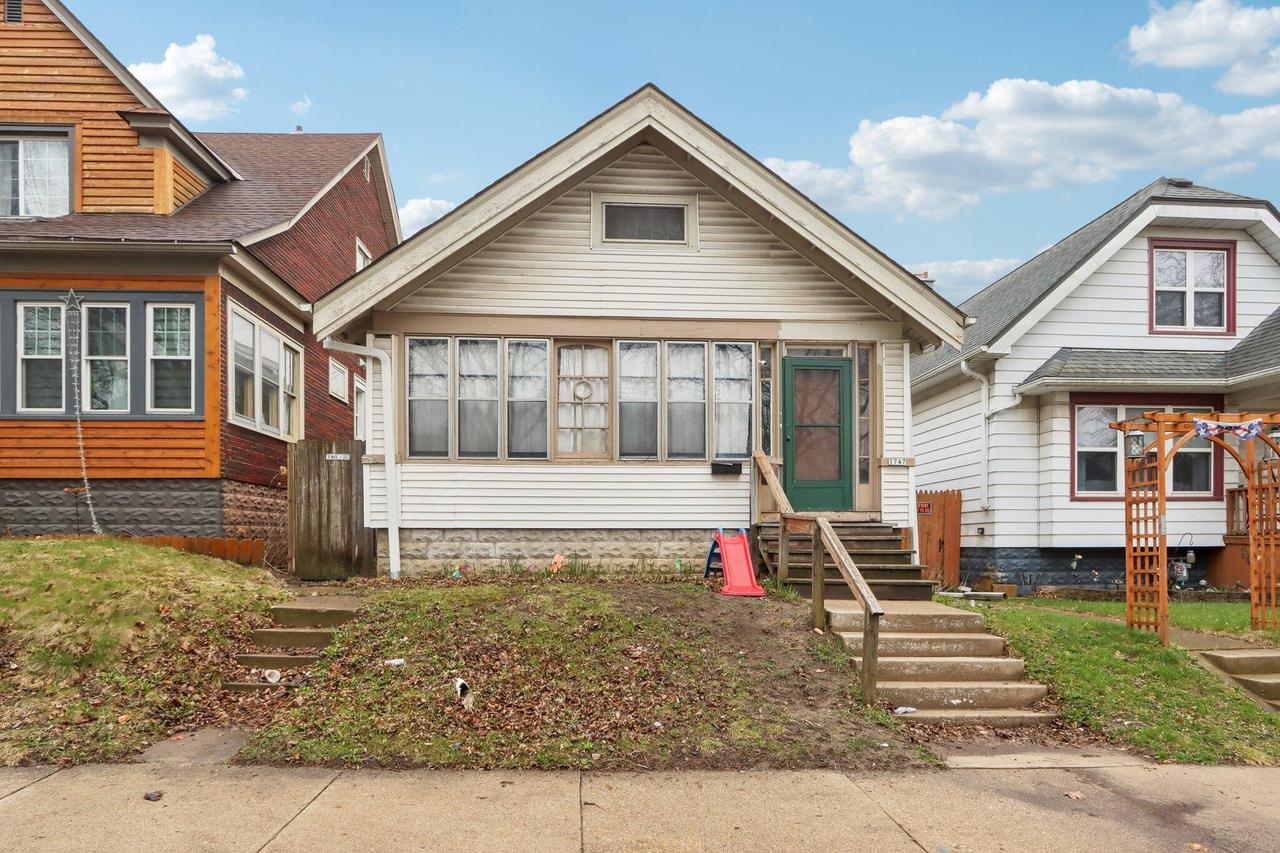 1747 S 61st St, West Allis, WI 53214