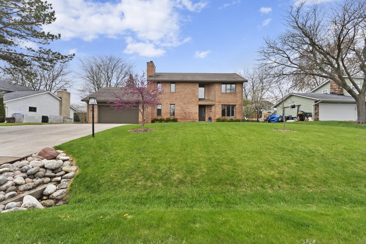 3625 S Oakdale Dr, New Berlin, WI 53151