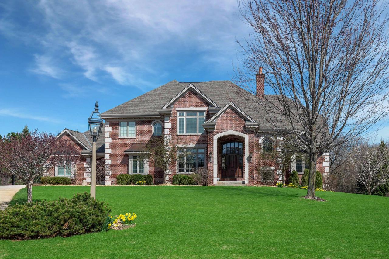 W286N3284 Woodgate Ct, Delafield, WI 53072