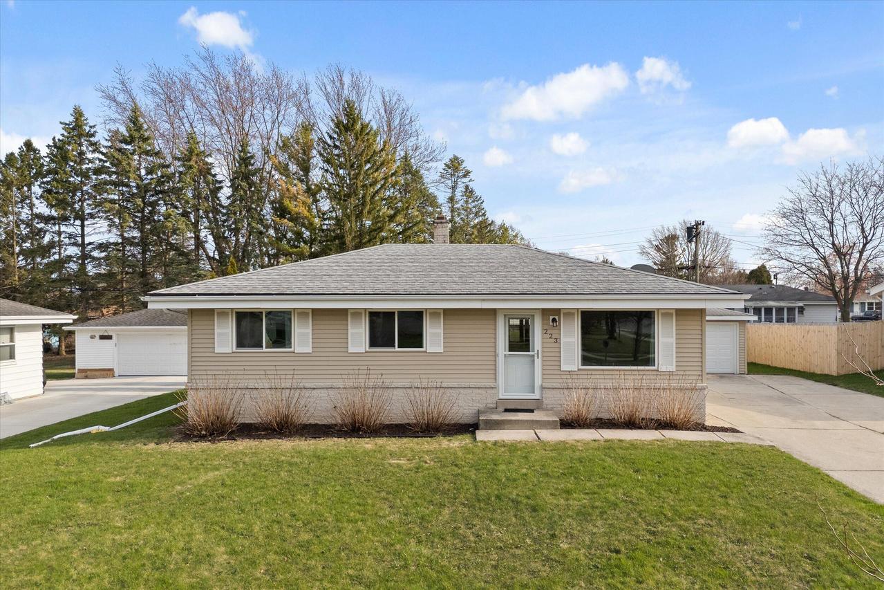 223 W Beutel Rd, Port Washington, WI 53074