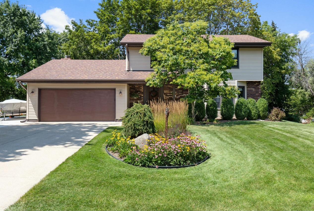 717 Cardiff Ct, Hartland, WI 53029