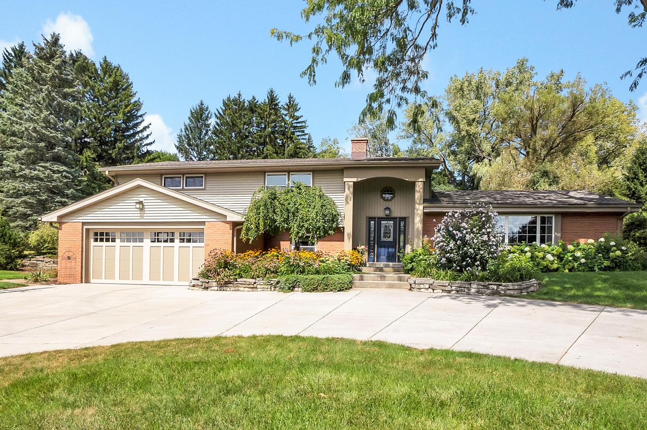 1365 Bonnie Ln, Brookfield, WI 53045