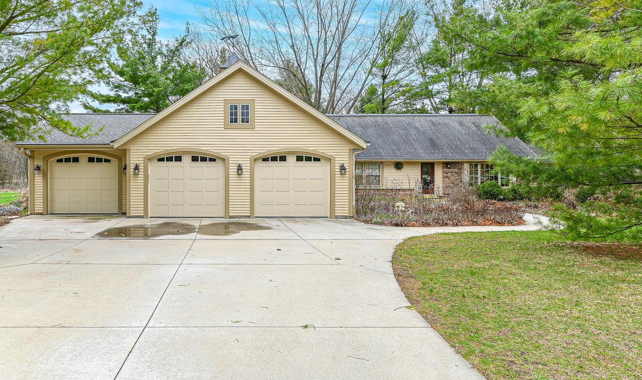 S47W36105 Meadows Dr, Ottawa, WI 53118
