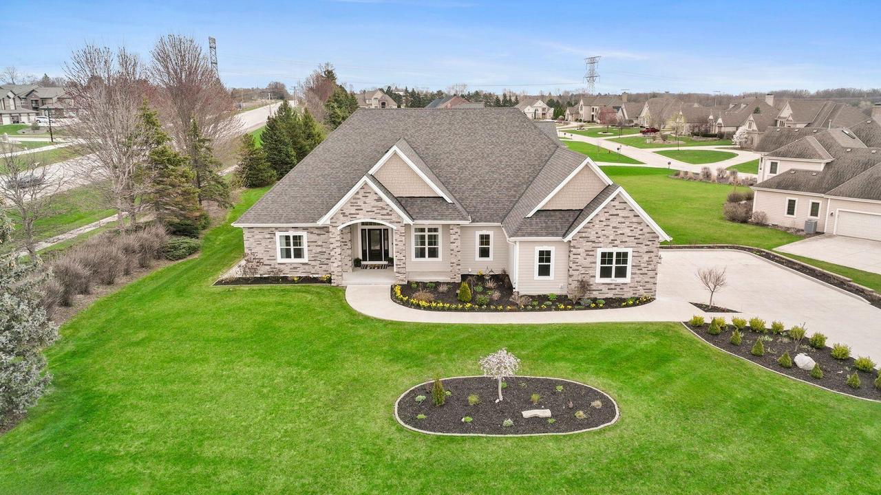 19940 Bradon Trl, Brookfield, WI 53045