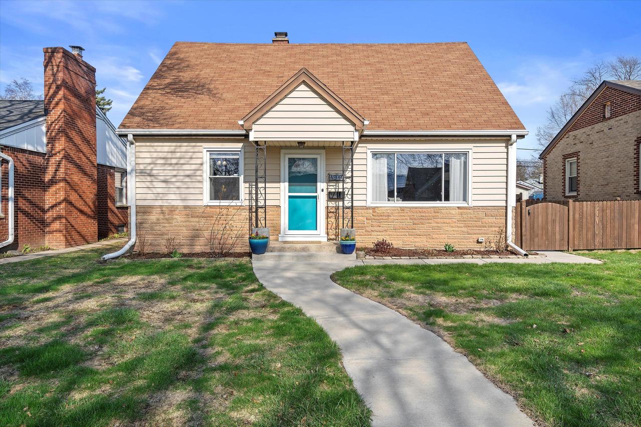 4916 N Iroquois Ave, Glendale, WI 53217