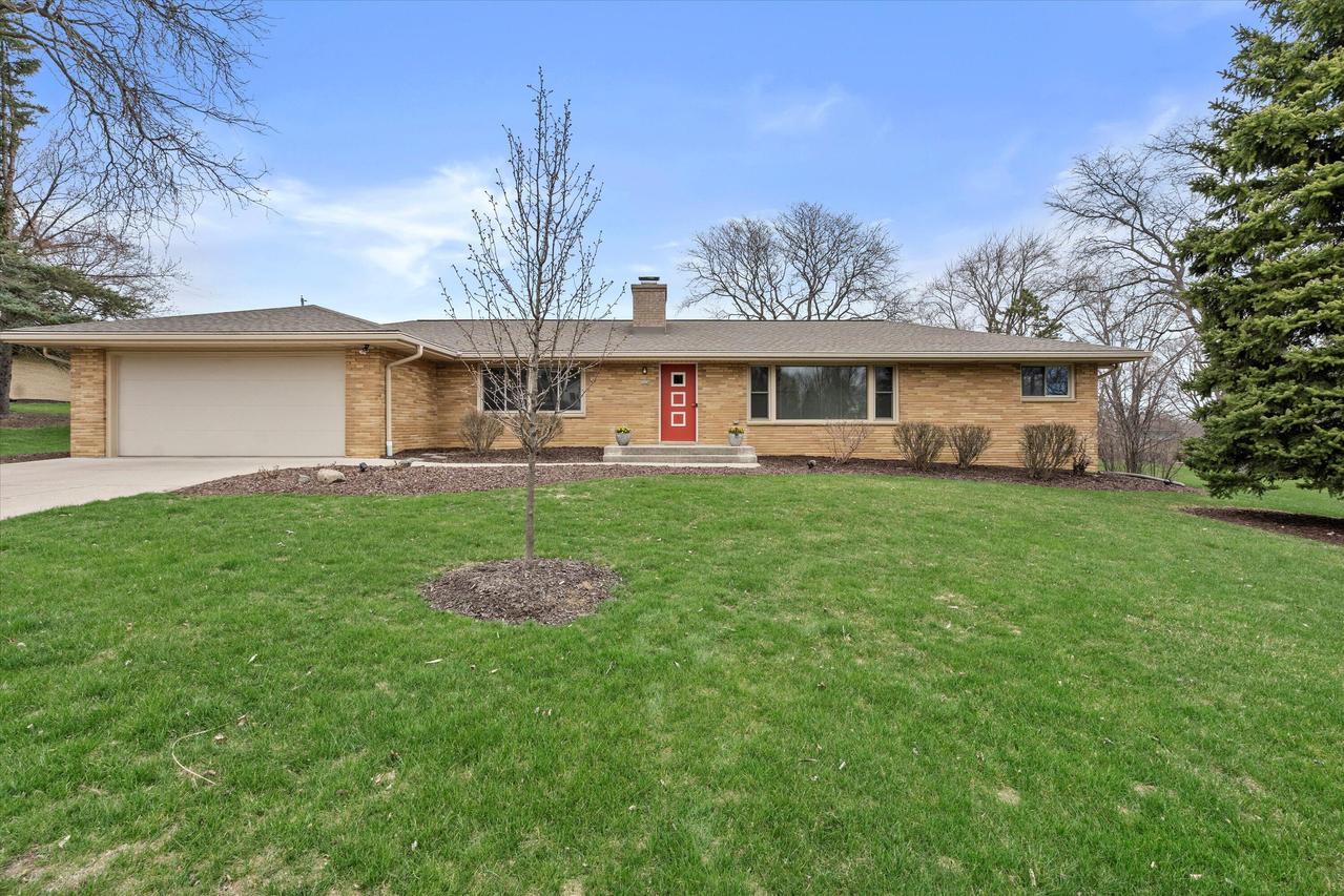 15230 Arrowhead Pl, Brookfield, WI 53005