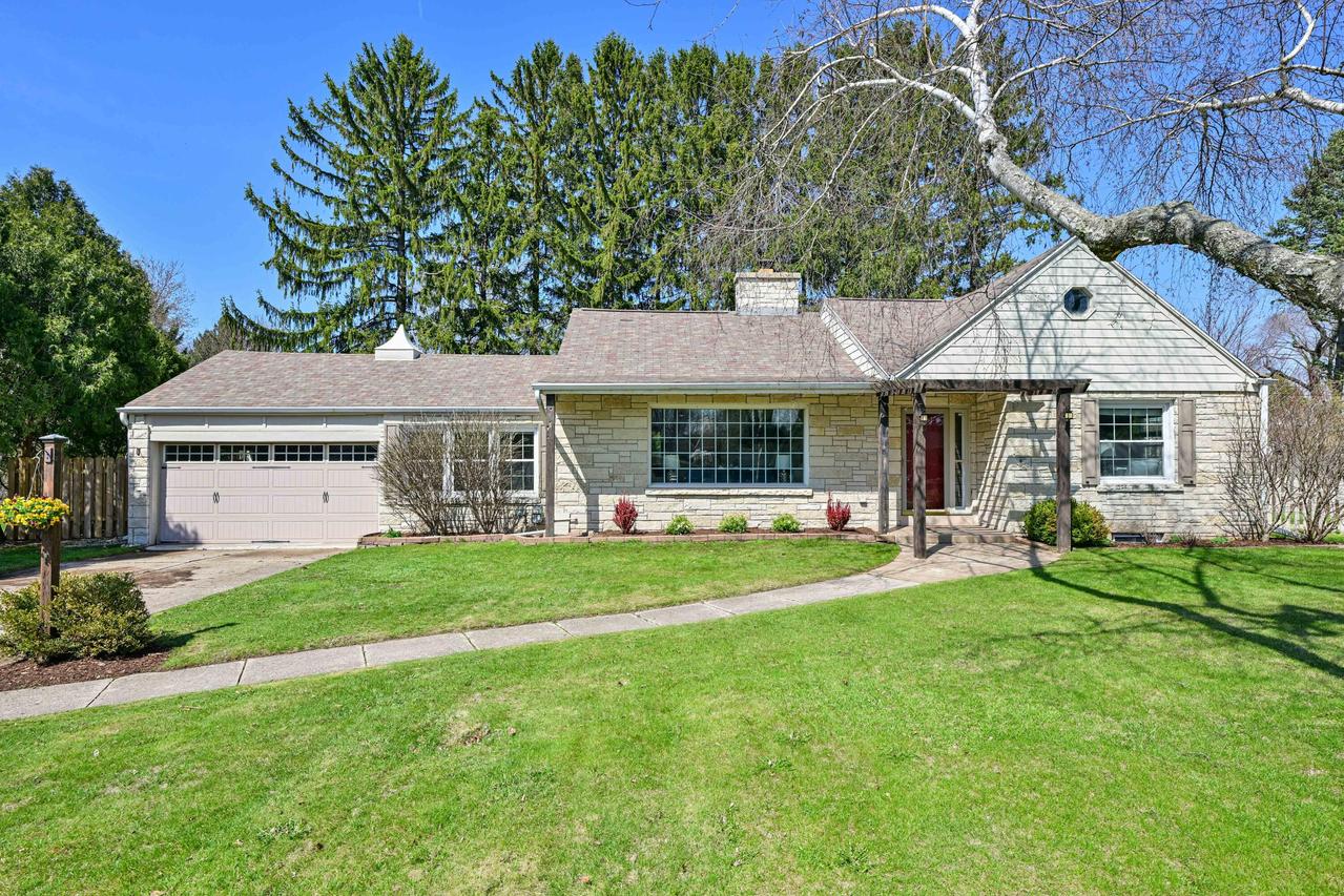 830 W Apple Tree Rd, Glendale, WI 53217