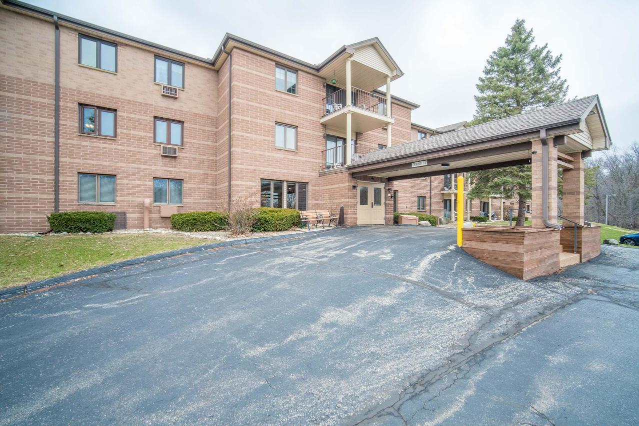 530 N Silverbrook Dr #128, West Bend, WI 53090