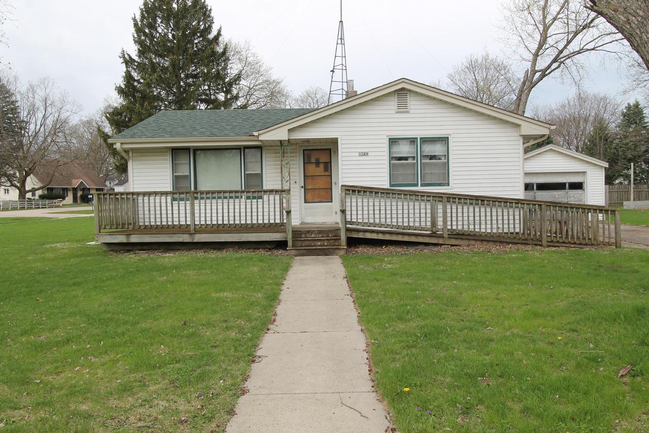 1524 Center St, Lyons, WI 53148