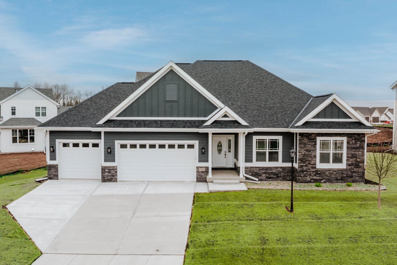N55W19319 Red Crown Ln, Menomonee Falls, WI 53051