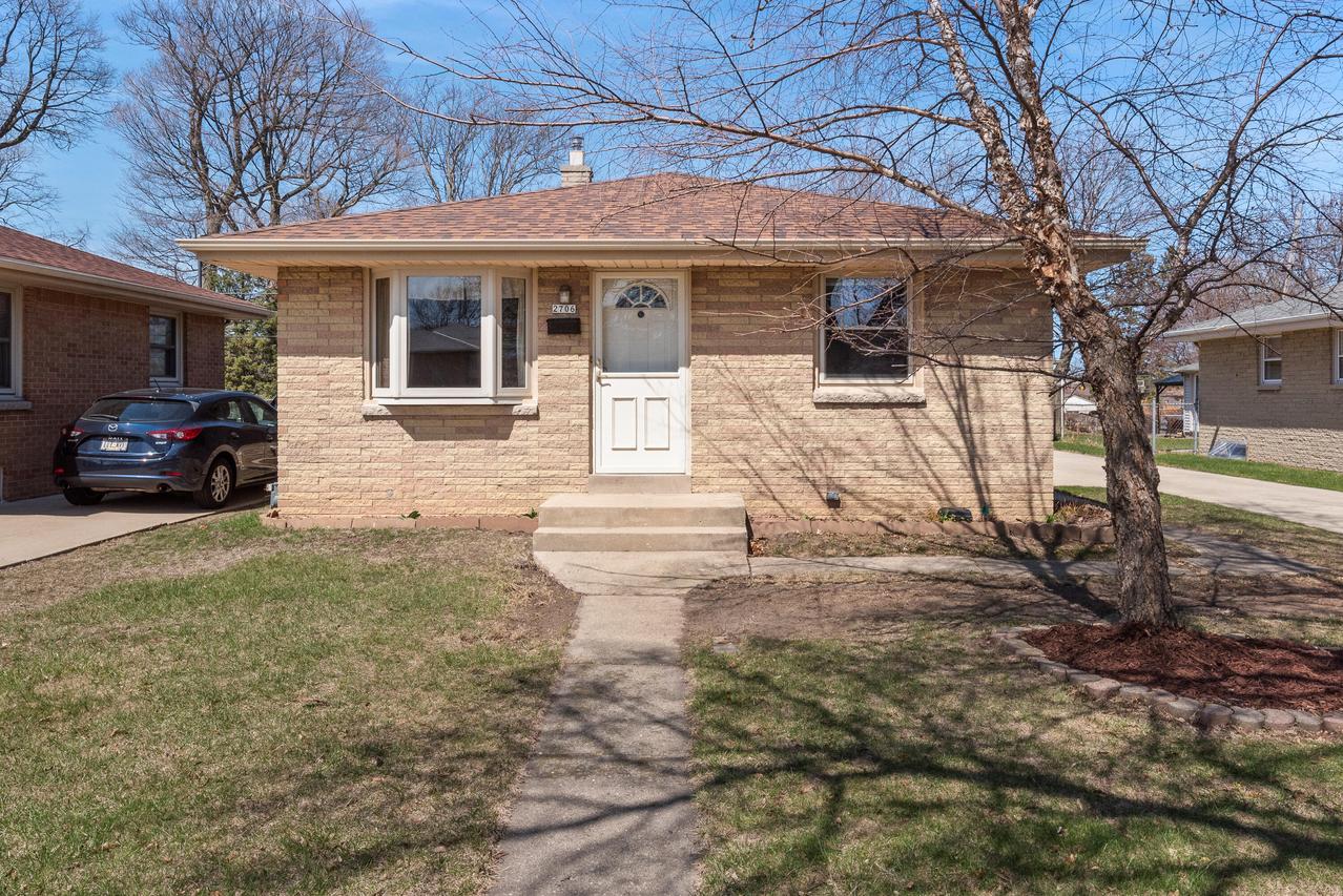 2706 E Bottsford Ave, Saint Francis, WI 53235