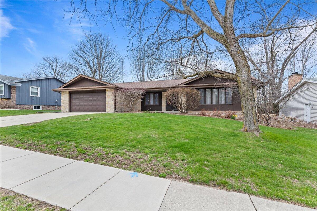 162 Laurel Dr, West Bend, WI 53095