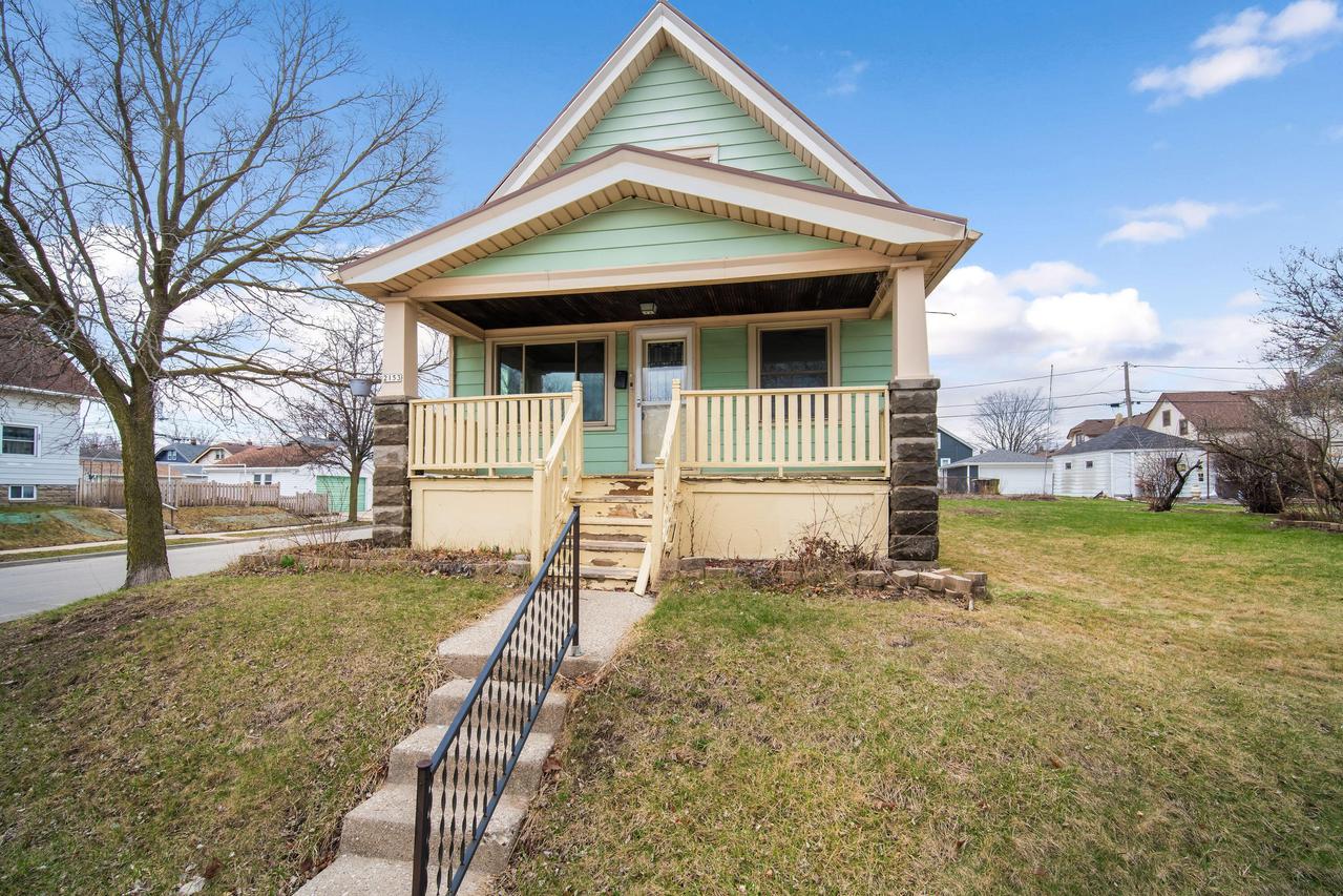 2153 S 58th St, West Allis, WI 53219