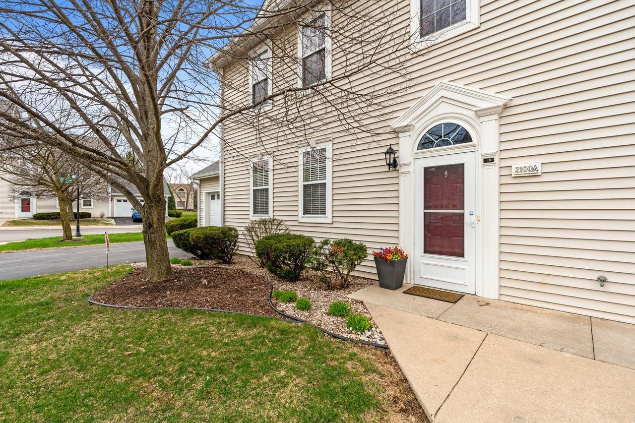 2100 Woodbury Cir #A, Waukesha, WI 53189