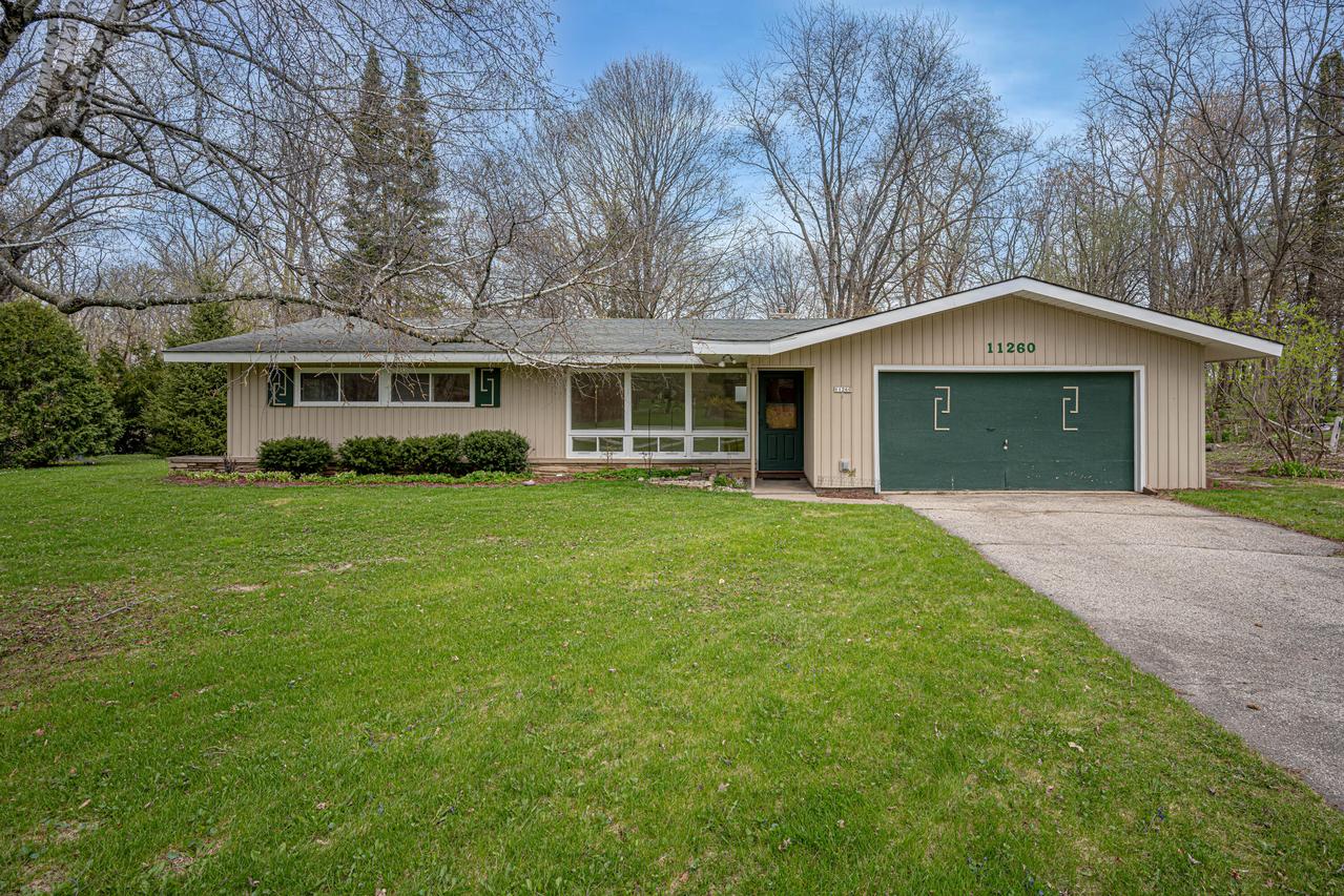 11260 Bridget Ln, Hales Corners, WI 53130