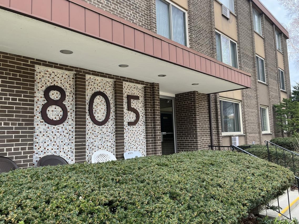 805 E Henry Clay St #304, Whitefish Bay, WI 53217