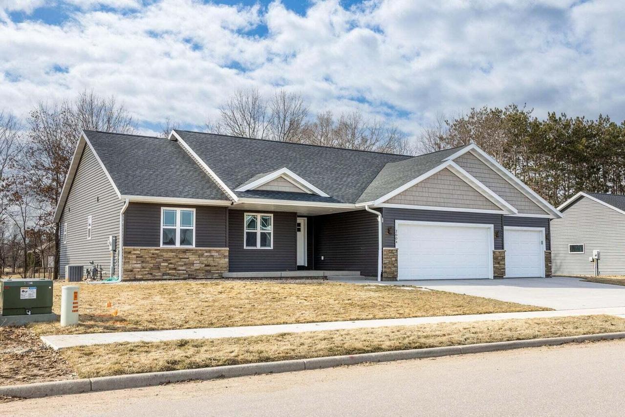 2004 Prairie Pl, Holmen, WI 54636