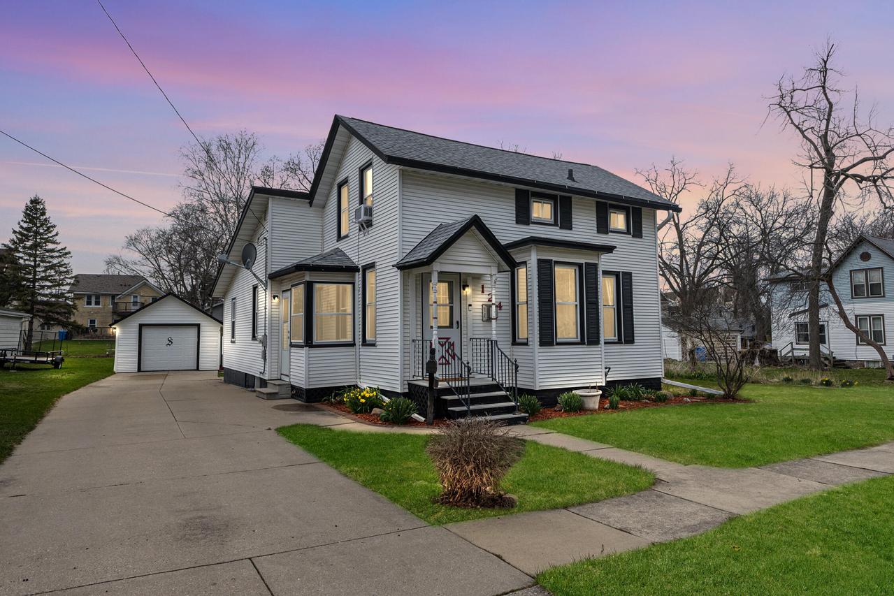 124 Dewey Ave, Watertown, WI 53094