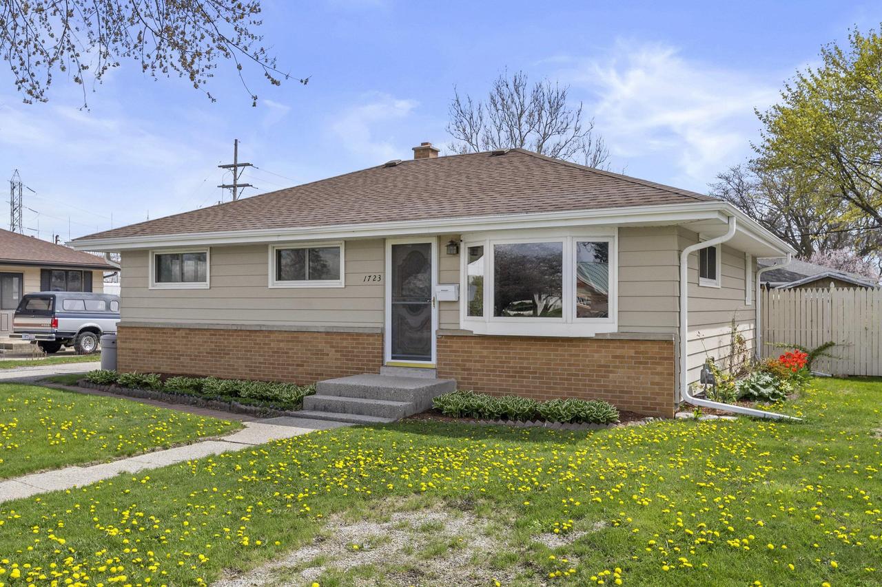 1723 Pewaukee Rd, Waukesha, WI 53188