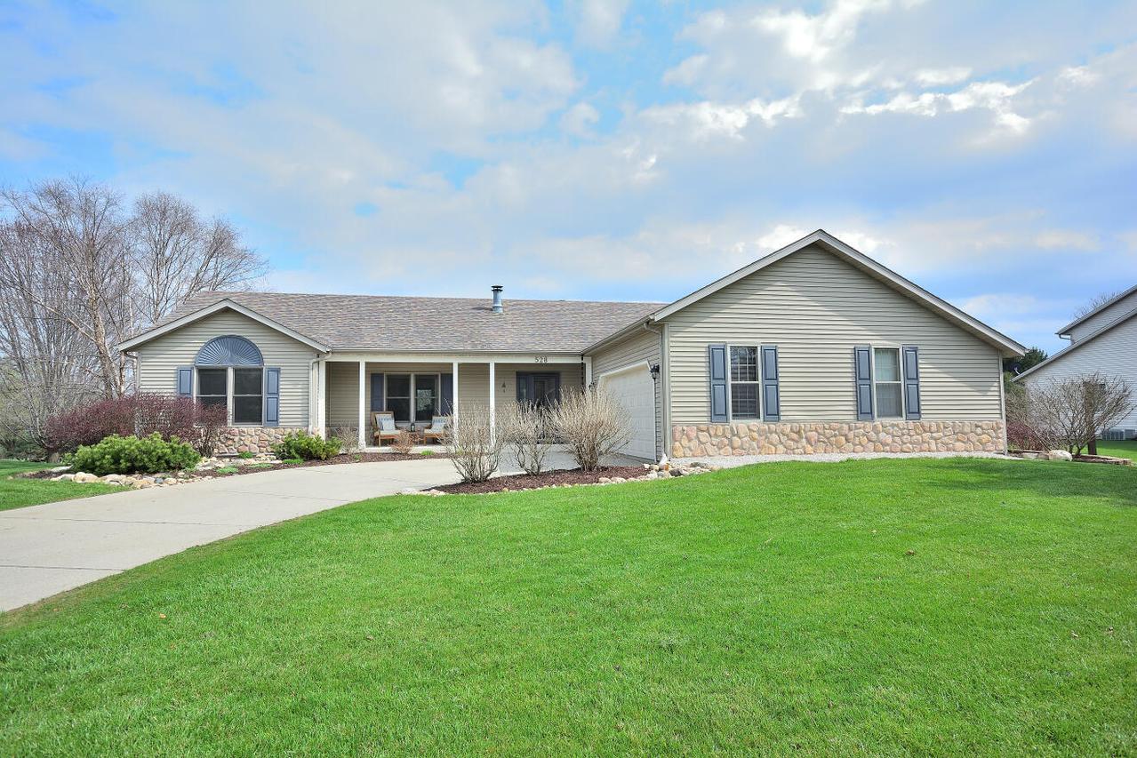 528 Fairview Cir, Waterford, WI 53185