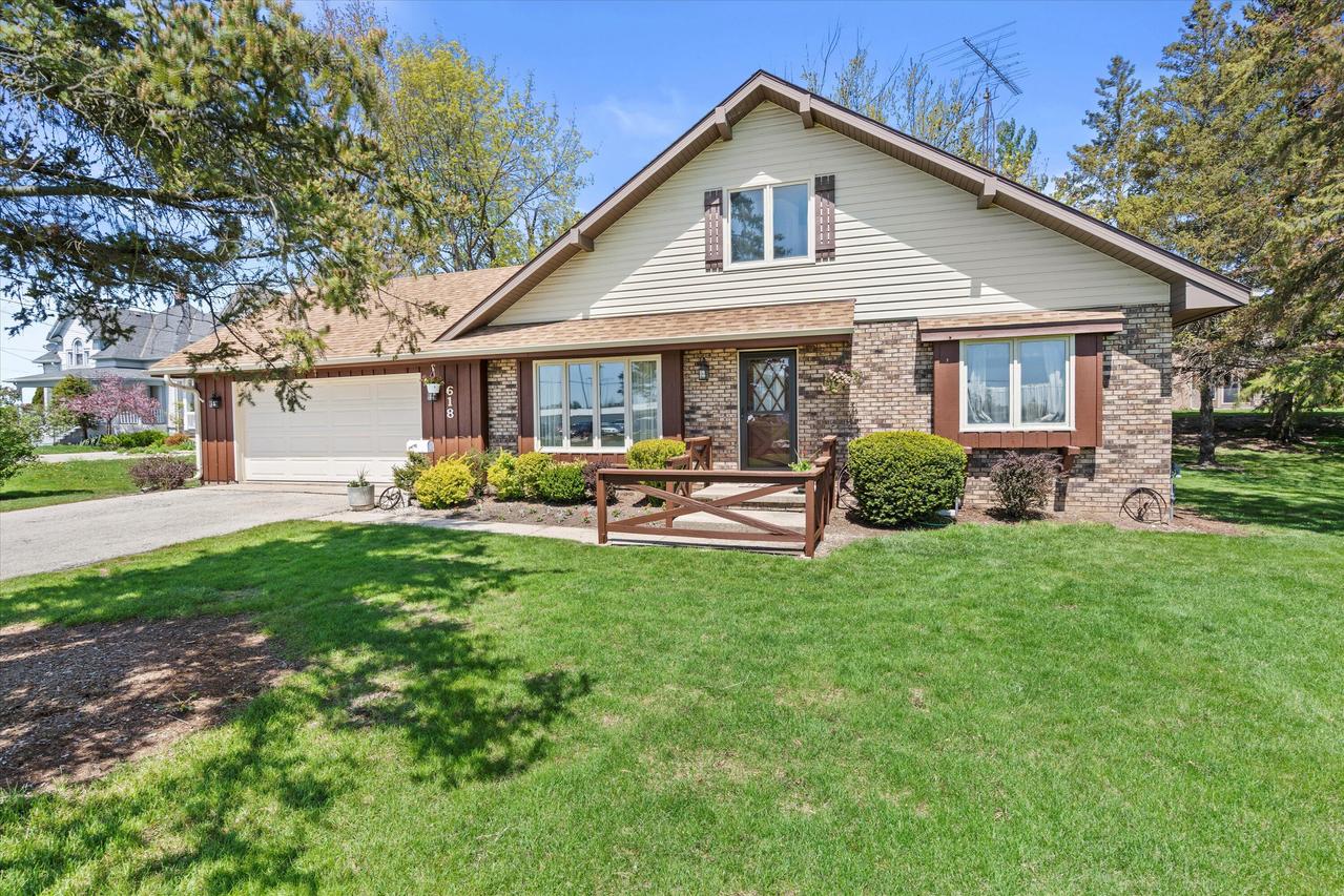 618 W Main St, Waterford, WI 53185