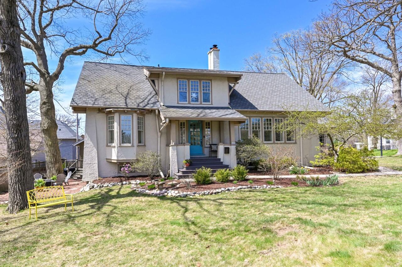 5425 N Lake Dr, Whitefish Bay, WI 53217