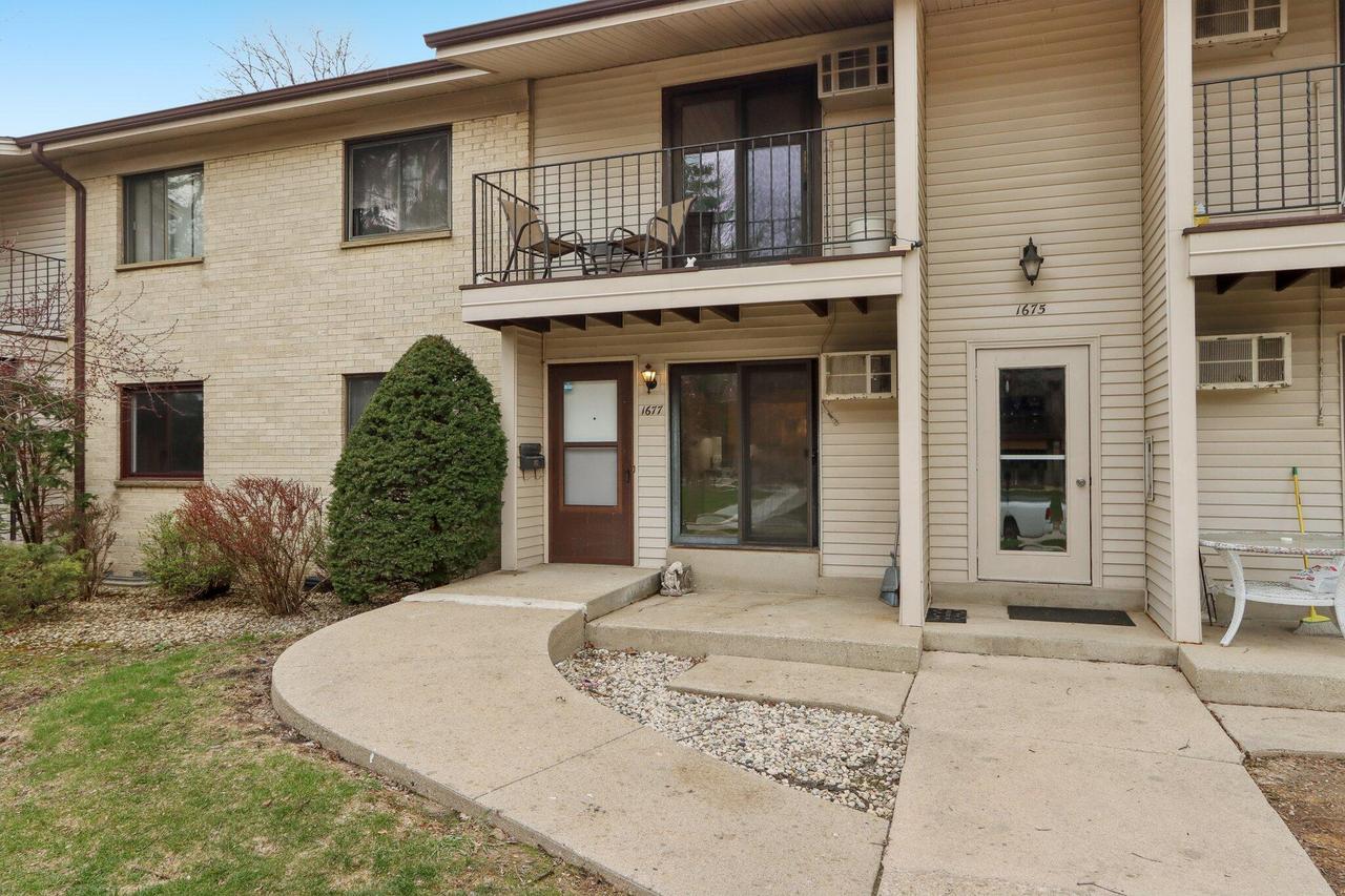 1677 S Coachlight Dr, New Berlin, WI 53151