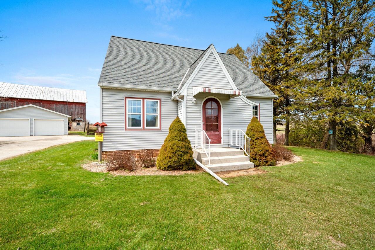 11002 Lakeshore Rd, Centerville, WI 53015