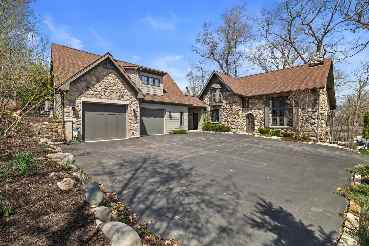 792 Shoshone Rd, Fontana, WI 53125