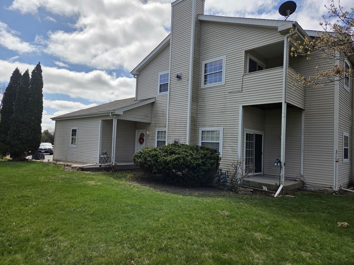 414 Autumn Dr #B, Delavan, WI 53115