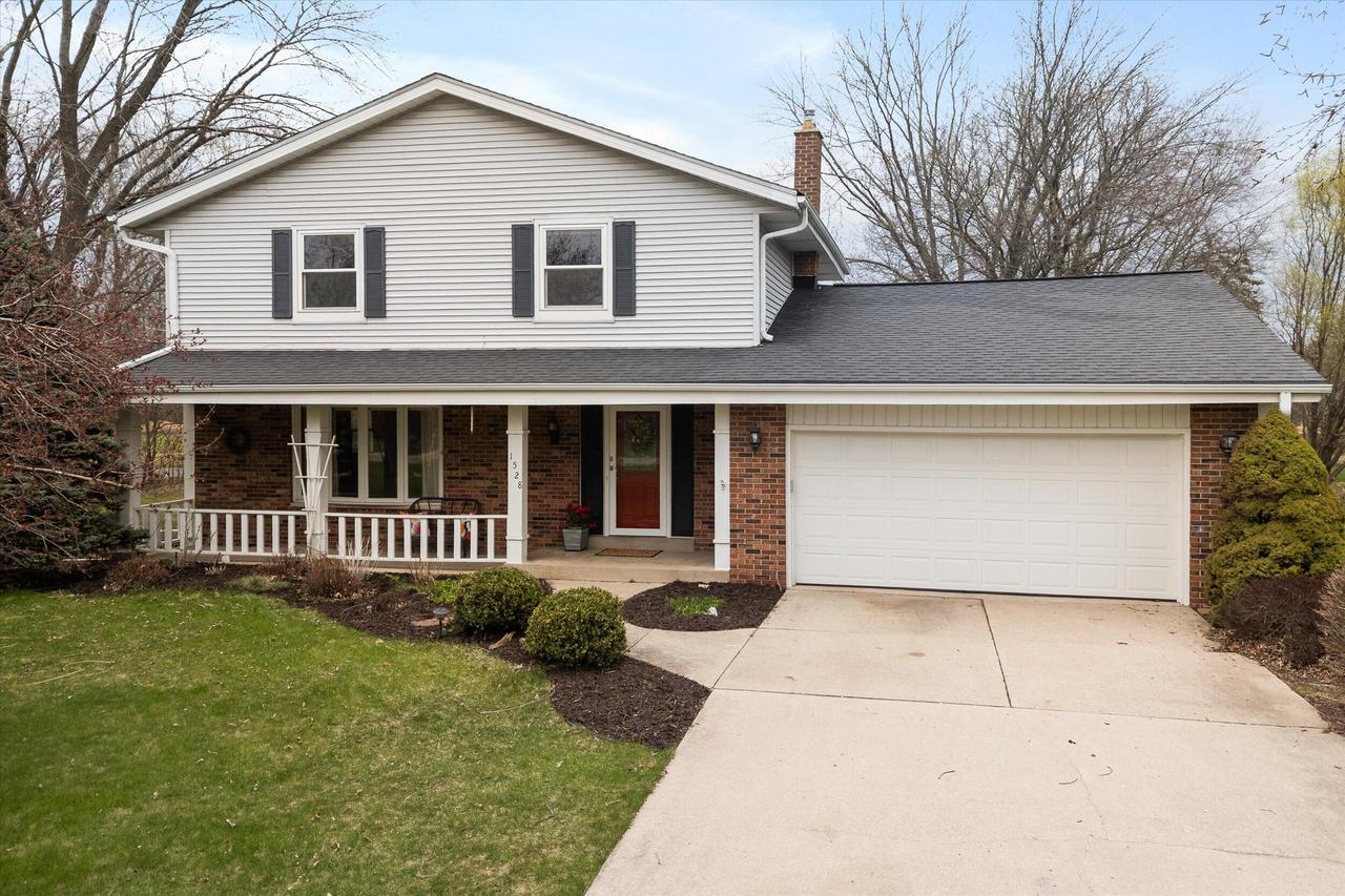 1528 W Homestead Trl, Mequon, WI 53092