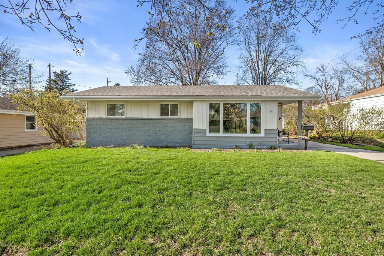 426 Debbie Dr, Waukesha, WI 53189
