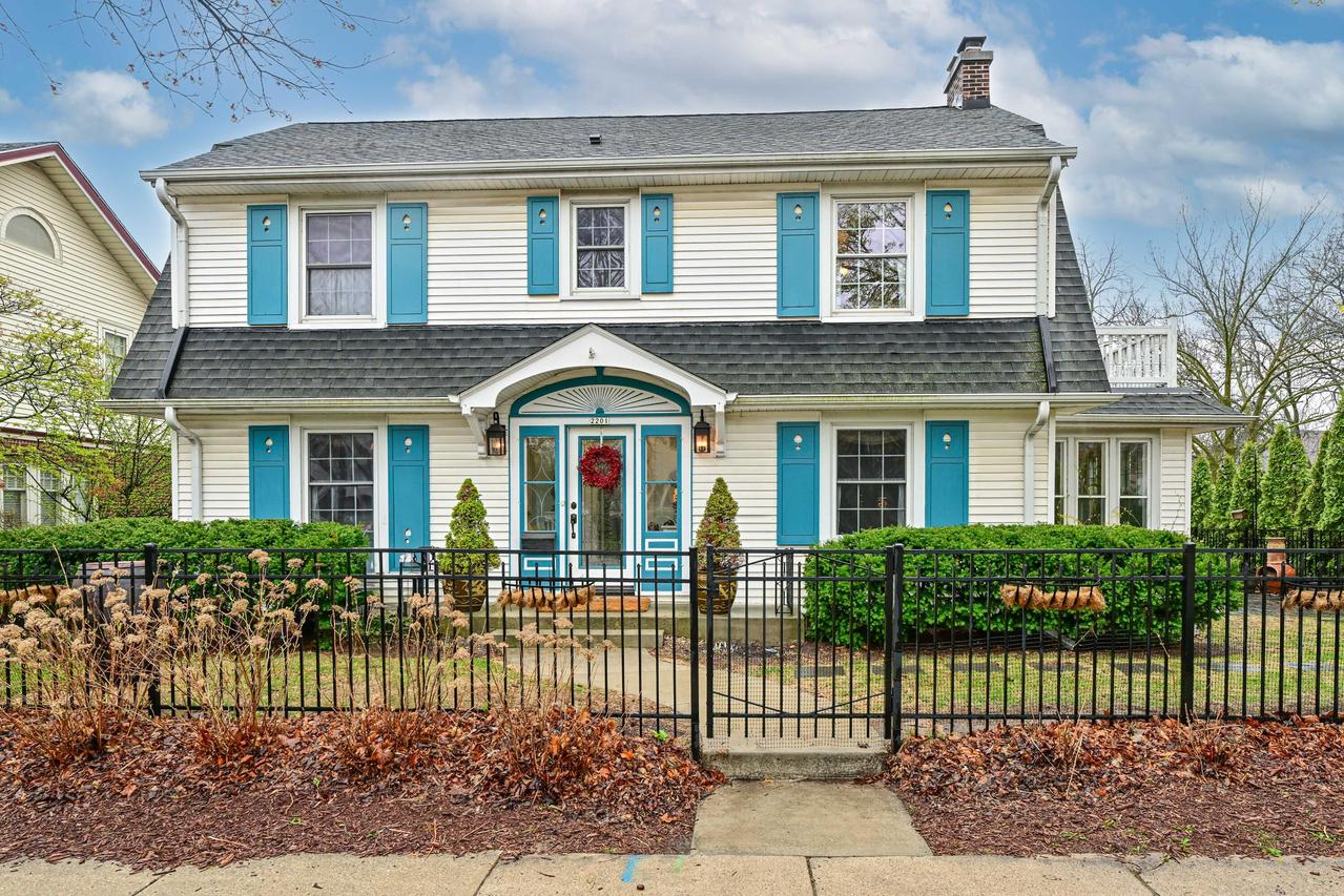 2201 E Beverly Rd, Shorewood, WI 53211