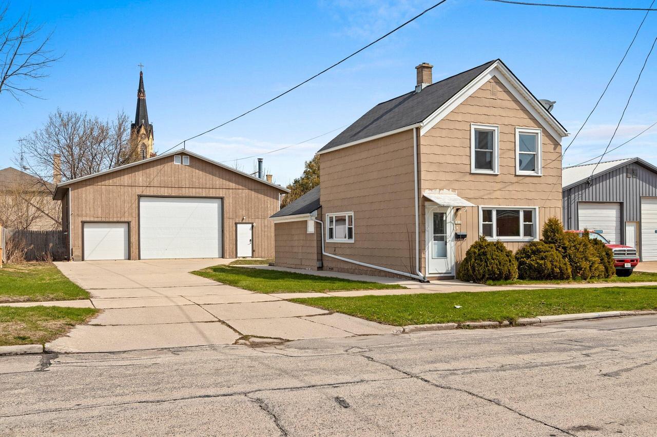 1010 Hamilton St, Manitowoc, WI 54220