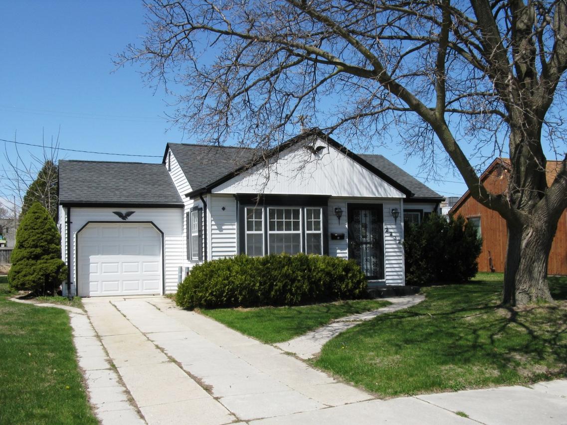 2232 Plymouth Ln, Sheboygan, WI 53081