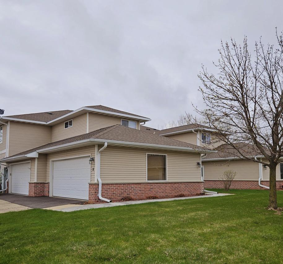 326 Brookside Dr #4, Mayville, WI 53050