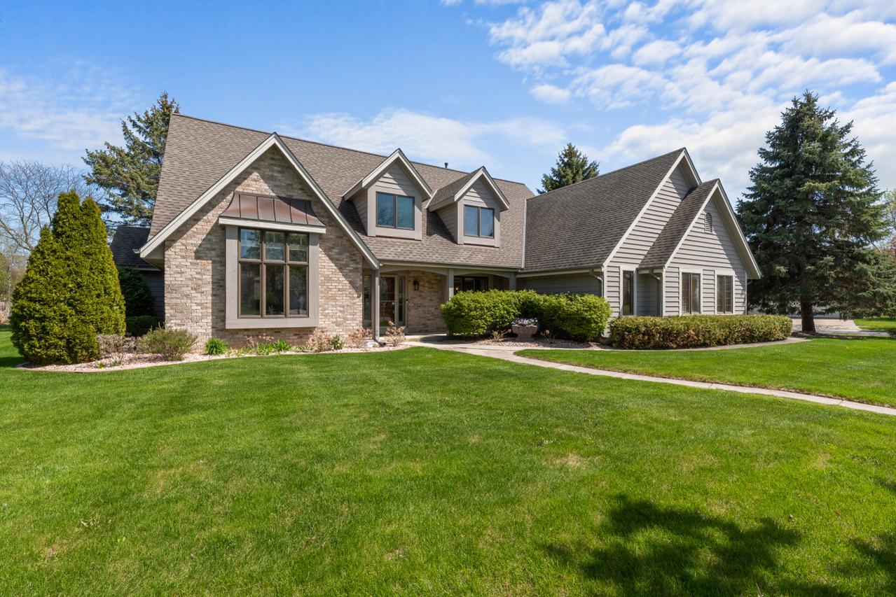 W69N384 Evergreen Blvd, Cedarburg, WI 53012