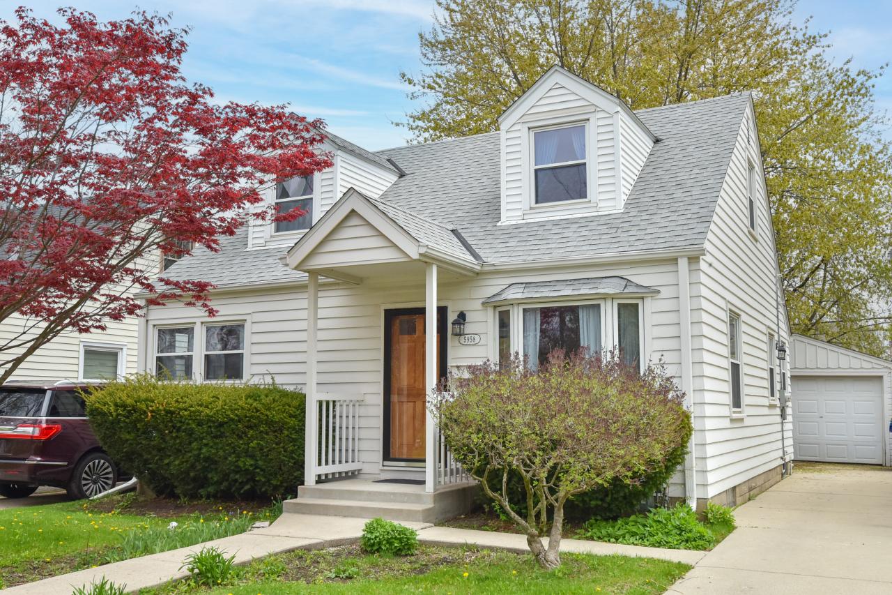 5958 N Lydell Ave, Whitefish Bay, WI 53217