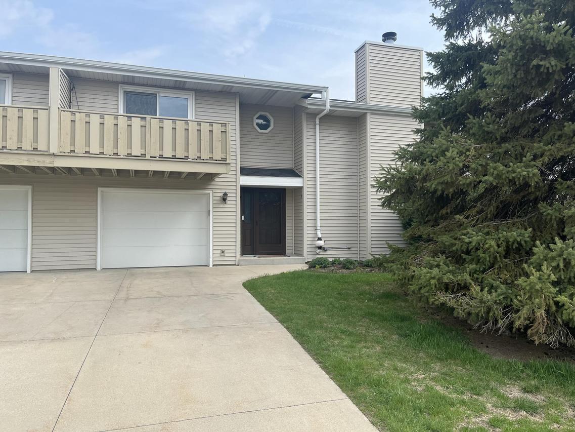 2440 W Crabapple Ln #1, Oak Creek, WI 53154