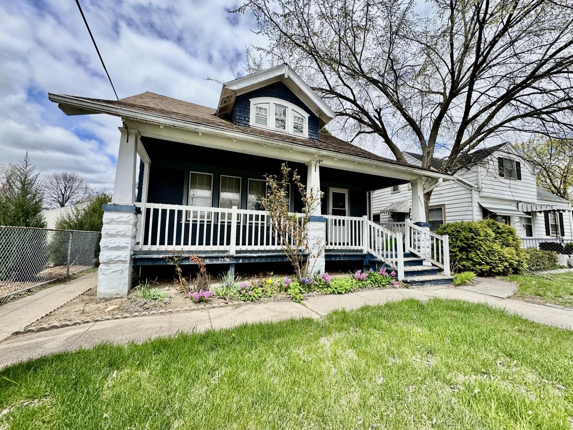 9208 W Swan Cir, Milwaukee, WI 53225
