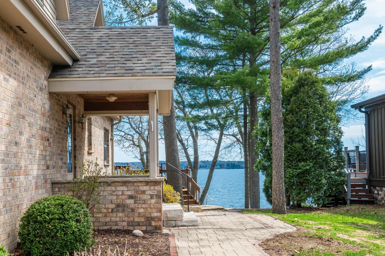 W347N5904 Lake Dr, Oconomowoc, WI 53066