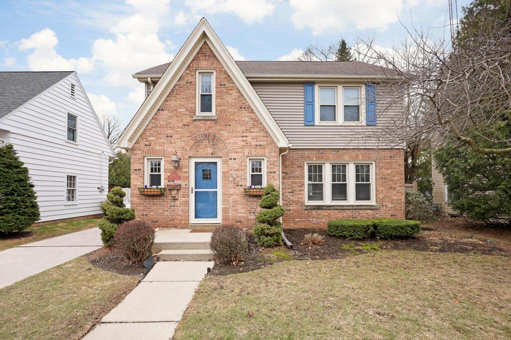 1517 Torrison Dr, Manitowoc, WI 54220