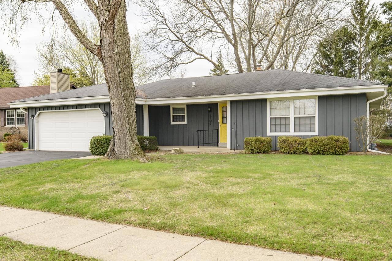 1105 Rainbow Ct, Mukwonago, WI 53149