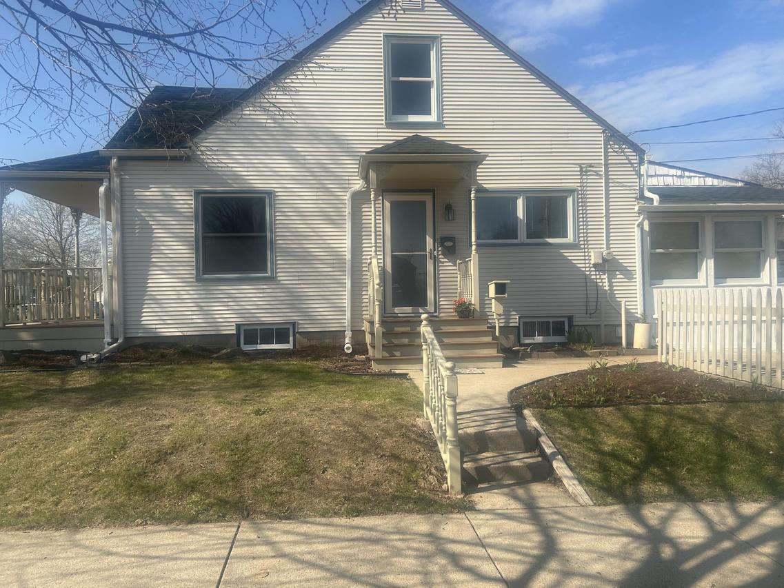 2374 S 65th St, West Allis, WI 53219