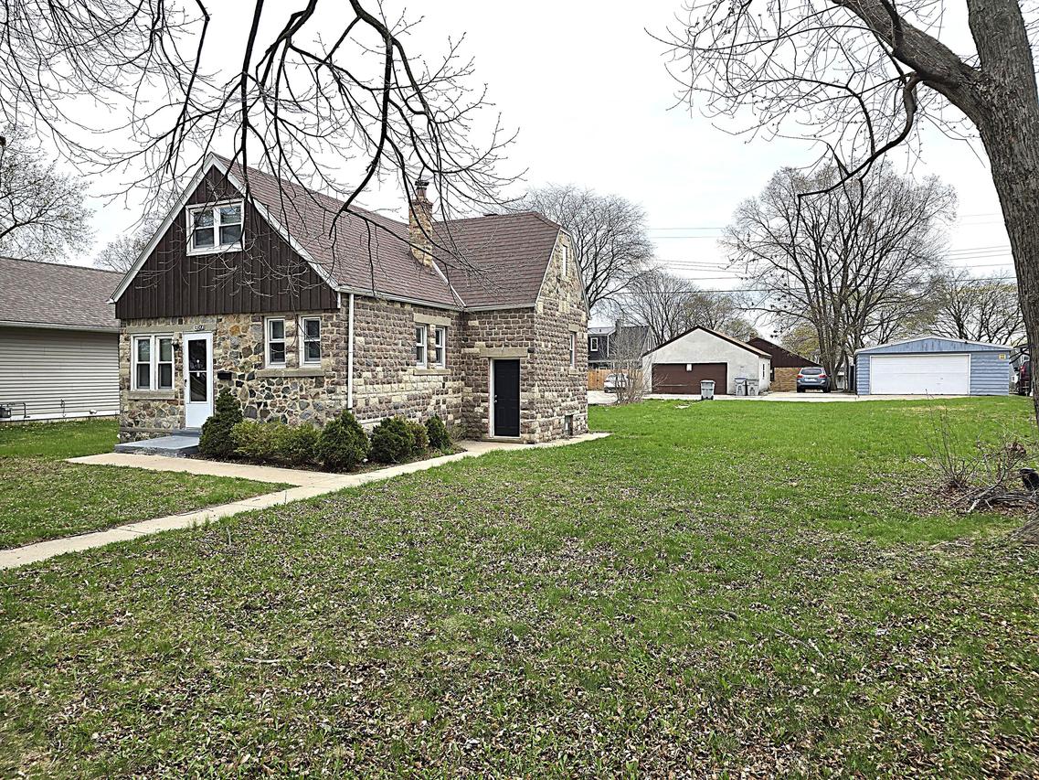 5870 N 72nd St, Milwaukee, WI 53218